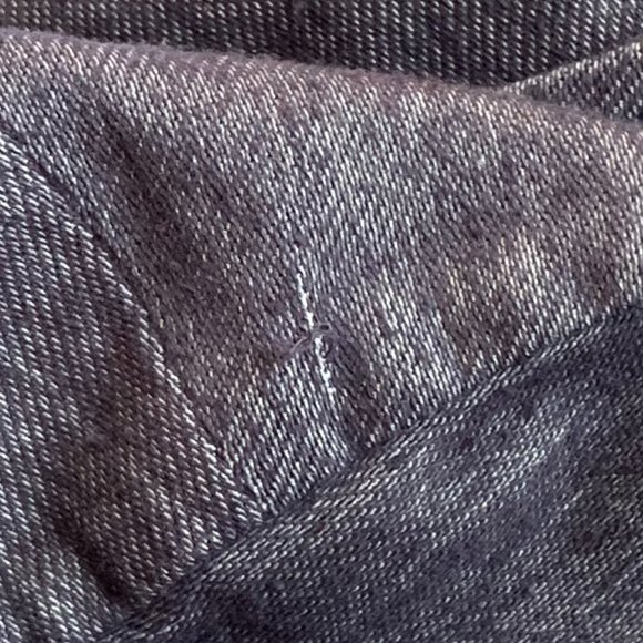 Le Chateau Cap Sleeved Crop Top - Picture 7 of 7